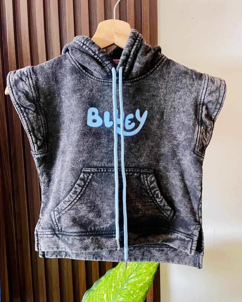 Chaleco Bluey para Niñas y Niños en Franela Gris Jaspeada – Edición Limitada