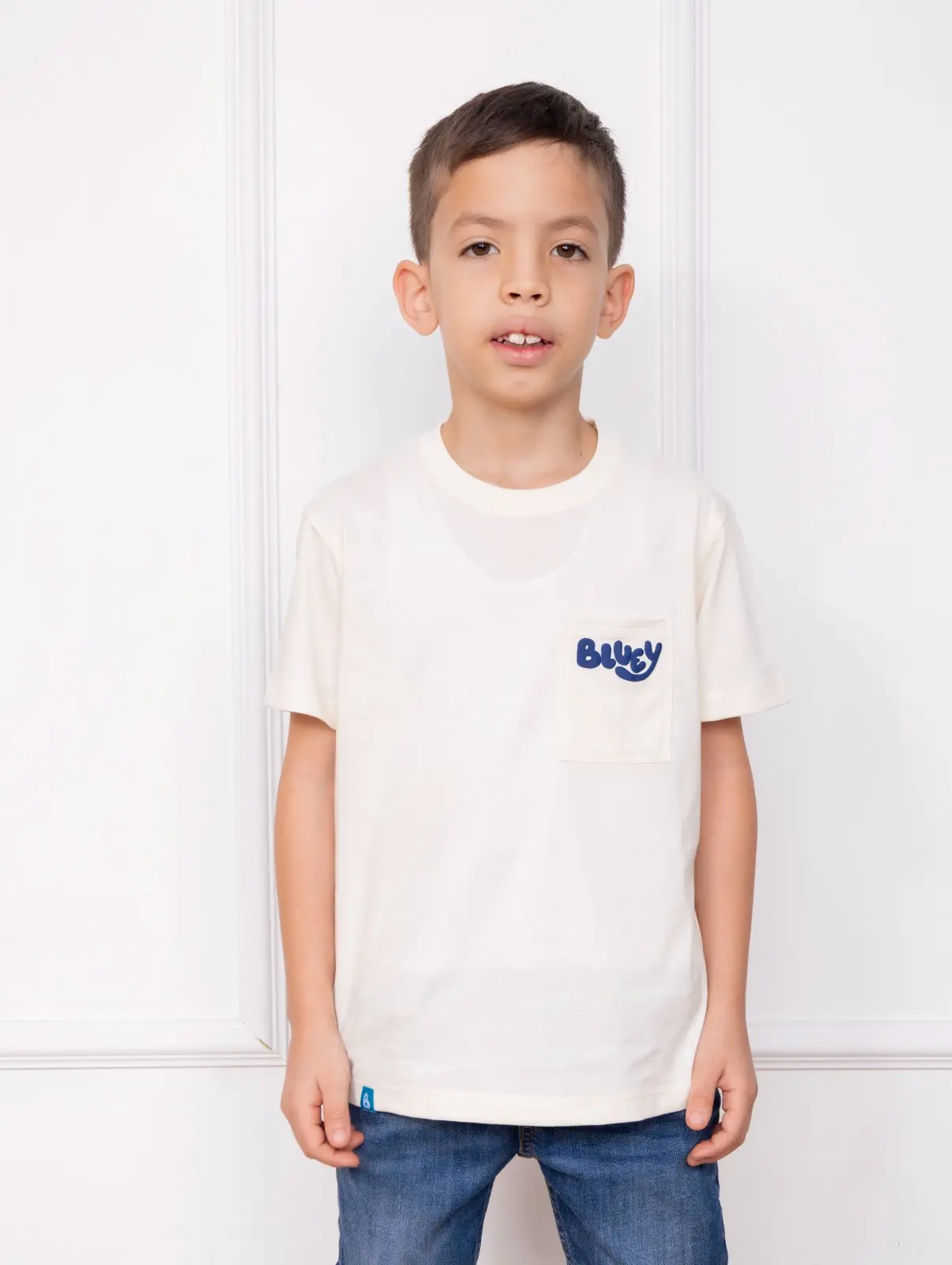 Polo Bluey con bolsillo en el pecho para niño color blanco en Ropa Infantil - foto 2 | La Mirilla Kids