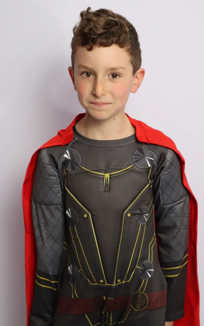 Disfraz Thor para niños con músculos y capa roja