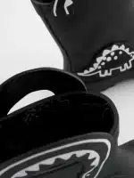 Botas con Asa Dinosaurio Negro – Brilla en la Oscuridad - Imagen 7