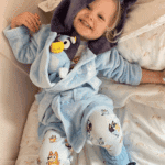 Pack Sleeping Bluey: Bata Felpa y Conjunto de Pijama para Niños