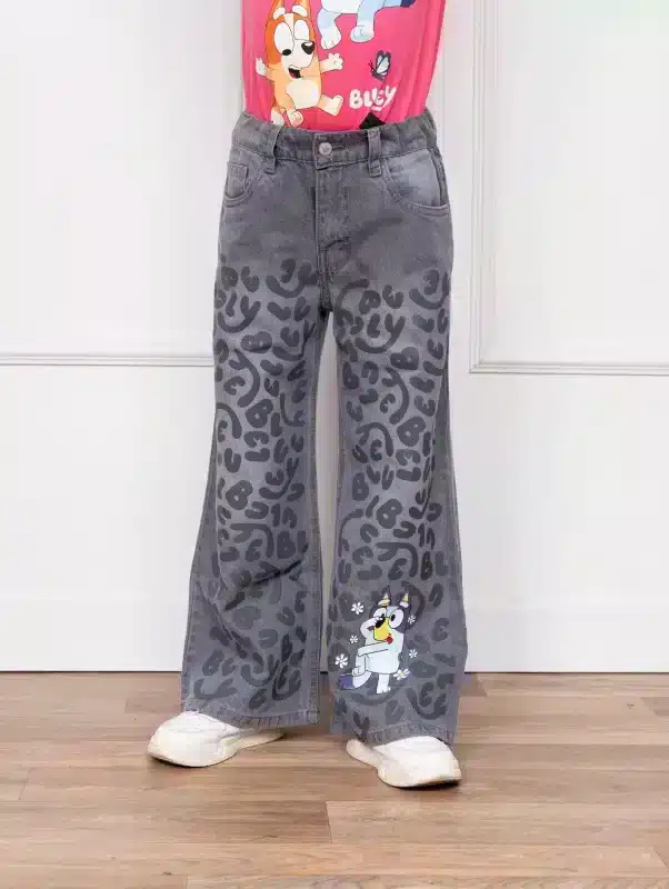 WhatsApp-Image-2025-09-09-at-12.45.35-PM-1-e1757564836338.webp Pantalón jean Bluey para niña color gris - Imagen 1