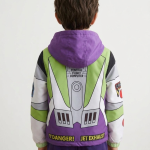 Casaca Cortaviento Buzz Lightyear impermeable para niño con diseño inspirado en Toy Story y forro micropolar.