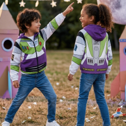 Casaca Cortaviento Buzz Lightyear impermeable para niño con diseño inspirado en Toy Story y forro micropolar.