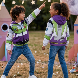 Casaca Cortaviento Buzz Lightyear impermeable para niño con diseño inspirado en Toy Story y forro micropolar.