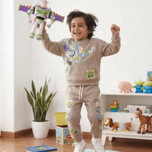 Conjunto Toy Story Beige de algodón perchado para niño con estampado de Buzz Lightyear y Woody.
