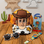 Pack Woody Toy Story original con gorro infantil, lentes con protección UV400 y reloj para niños.