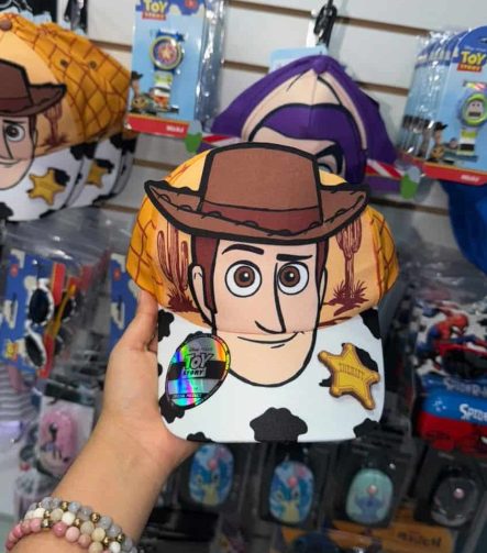 Set Woody Toy Story con gorro de licencia oficial, lentes UV400 y reloj infantil.