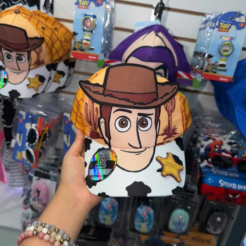 Set Woody Toy Story con gorro de licencia oficial, lentes UV400 y reloj infantil.