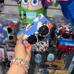 Set Woody Toy Story con gorro de licencia oficial, lentes UV400 y reloj infantil.