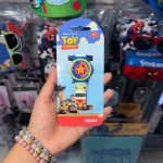 Set Woody Toy Story con gorro de licencia oficial, lentes UV400 y reloj infantil.